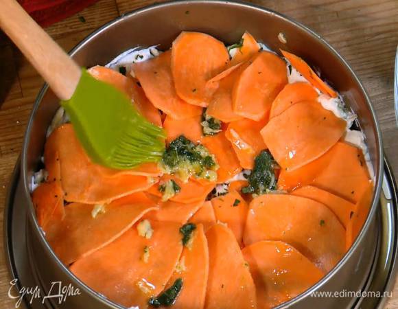 С помощью кисточки смазать запеканку пряной смесью и посыпать оставшимся сыром.