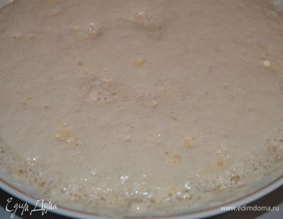 Сначала готовим опару: Отливаем немного теплого молока от общей массы, примерно 50-70 мл (подогретого до комнатной температуры), растворяем в нем живые дрожжи+1 ст.л. сахара (взятая от общей массы ингредиентов для теста)+1 ст.ложка муки, перемешиваем, накрываем крышкой и оставляем на столе до появления пузырьков и увеличения опары в три раза. Этот процесс занимает от 20 до 30 минут (см.фото) в зависимости от температуры помещения.