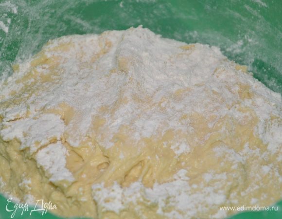 Тем временем сливочное масло взбиваем с сахаром. Добавляем яйца, взбиваем. Затем ввести теплое молоко, соль, опару (которая к этому времени подошла). Вводим муку через сито и замешиваем мягкое, эластичное тесто. Муки уходит 900-1000кг, но не более, тесто липнет к рукам, чтобы этого не происходило — нужен долгий вымес (в течении 30 минут)... Тесто должно загустеть и легко сформироваться в шар. Честно сказать, пропускаю этот этап, меня хватает на 7-10 минут замеса. Слегка липнущее тесто (см.фото) перекладываем в таз, хорошо присыпанный мукой, накрываем полотенцем и оставляем в теплом месте для подъема.