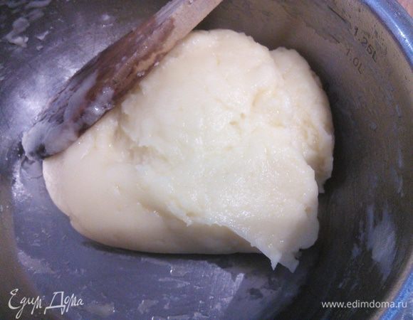 Для заварного теста влить воду в ковшик, добавить щепотку соли и масло, довести до кипения и всыпать муку. Мешать до тех пор, пока тесто соберётся в комок и будет отделяться от стенок ковшика. 