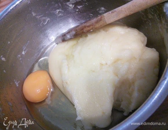 Вбить яйцо и интенсивно его вмешать ложкой в тесто. Подождать минут 10 и вмешать по одному остальные яйца. 