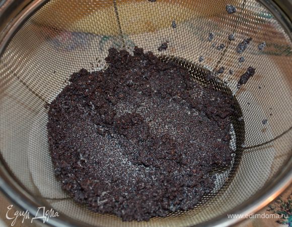 Начинку готовим за ранее: 300 г мака промыть, залить молоком, прокипятить. Оставить на час настаиваться. Процедить через сито лишнюю жидкость.