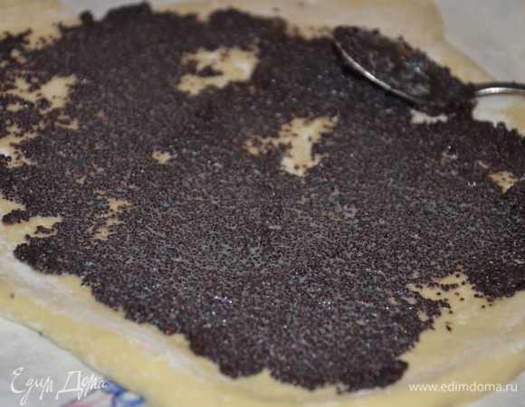 Отрезаем тесто, присыпаем скалку мукой, если требуется, насыпаем начинку.