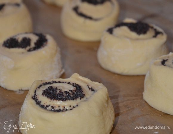 Формируем рулет, нарезаем. Укладываем на противень и оставляем на 30 минут на расслойку.