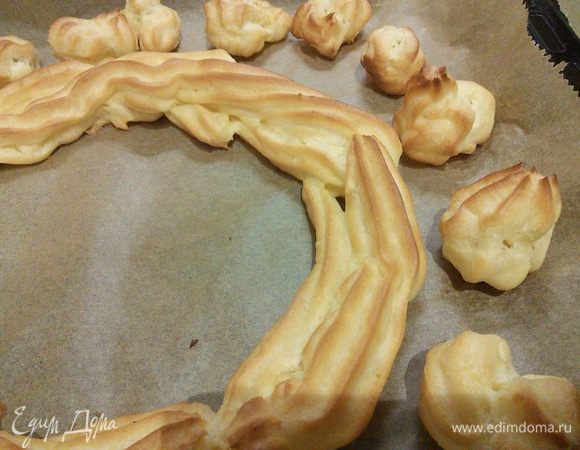 Выпекать 20-25 минут до золотистого цвета. Дверь духовки в процессе выпечки не открывать! Готовы заготовки охладить. 