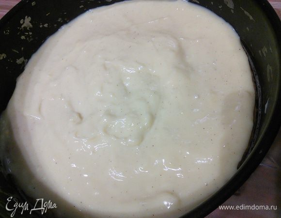 Песочный корж выложить на блюдо, поставить вокруг кольцо от формы, смазать тонким слоем ещё горячего пудинга.