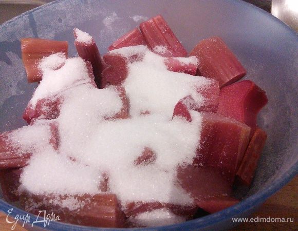 Для фруктового слоя можно взять не только ревень. Подойдёт размороженная вишня, клубника и др. Фрукты засыпать на 30 минут сахаром, дать настояться.