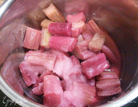 Поместить вместе с соком в судок, закипятить и проварить минут 5. Плюс ревеня в том, что за 5 минут ревень полностью разваривается и превращается в кашицу. Другую фрукту или ягоду нужно будет пюрировать. 