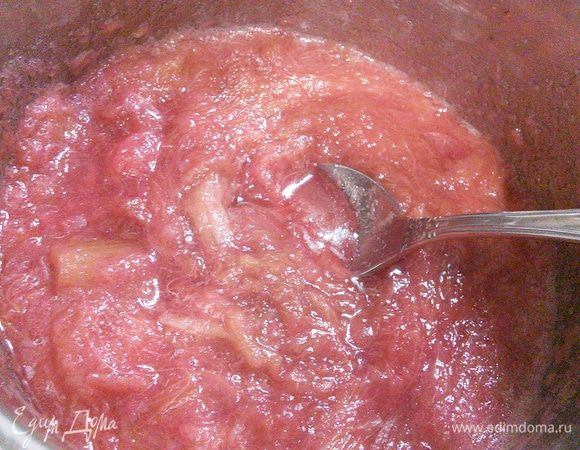 Переложить фруктовое пюре в дуршлаг, дать стечь соку.