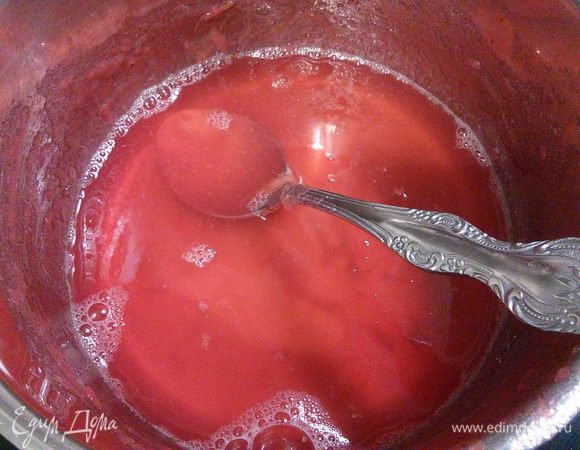 Добавить к соус воды до 300 мл, поставить на огонь. В нескольких ложках холодной воды развести крахмал, влить тонкой струйкой в сок и непрерывно помешивая заварить густой кисель. Вмешать фруктовое пюре. 