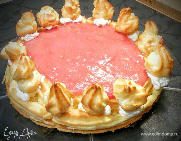 Взбить сливки с сахарной пудрой и с помощью кондитерского мешка с тонкой насадкой начинить эклеры. Отсадить 12 "клякс" по кругу и посадить на них эклеры. 