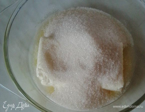 Мягкое масло (у меня растительно-сливочная смесь) смешать с сахаром  до однородности.