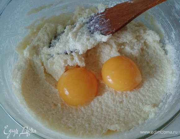 Добавить желтки (белок использовать для приготовления глазури как для куличей для декора нашего строения или на ваш выбор).