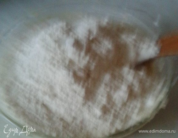 Смешать все сухие продукты (мука, разрыхлитель, имбирь, корица).