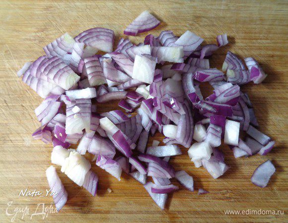 Достать подтаивать слоеное тесто (если оно заморожено).
Красную луковицу мелко порезать.