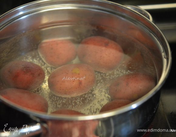 В соленой воде довести картофель до кипения. Убавить огонь, закрыть крышкой и варить 10 минут или до готовности. Слить воду.