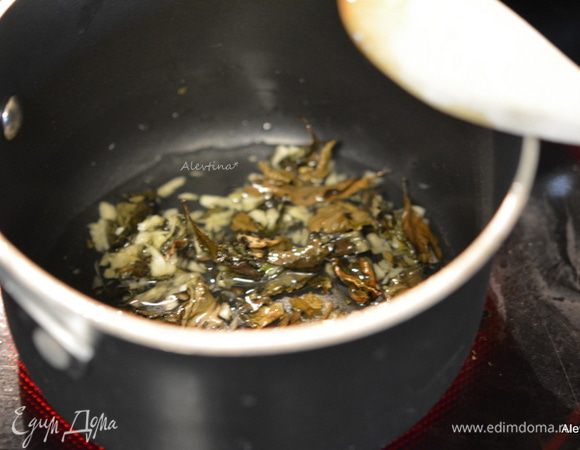 Для заправки по рецепту желательно использовать свежий базилик (листья), я использую сушеный 1/4 стакана. Разогреть масло на медленном огне, добавить листья базилика, чеснок порубленный. Снять с огня как все станет теплым. Базилик свежий убрать, если используете сушеный оставить.