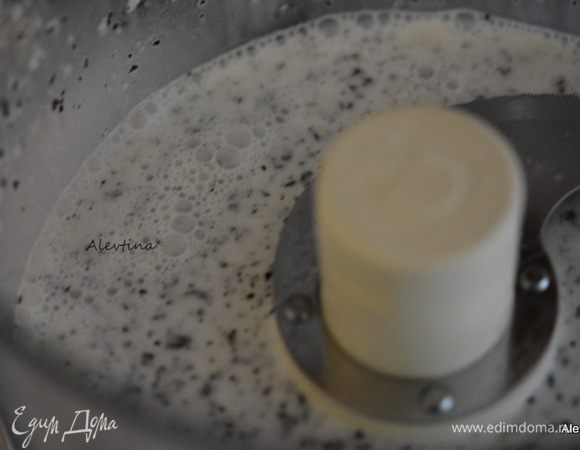 Переложить все в блендер или в процессор кухонный, добавить уксус, майонез, лимонный сок, соль и черный перец. Взбить.