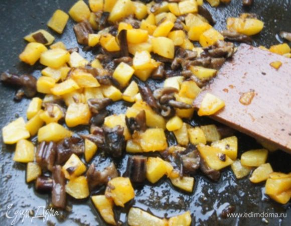 Духовку разогреть до 200 °С.
Делаем начинку: кабачок очистить и нарезать мелкими кубиками, грибы маринованные нарезать также. Разогреть растительное масло и обжарить все на среднем огне 5 минут, помешивая.
Посолить и добавить молотую паприку. Остудить.