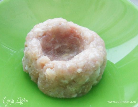Фарш сделать из свинины, куриного филе, лука,чеснока. Посолить, поперчить.
Разделить на одинаковый колобки среднего размера.
Смоченными в воде руками сделать ямку, в которую будем накладывать начинку.