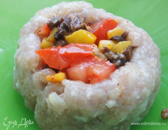 В каждую башенку добавить по 1 чайной ложке начинки, прижать.