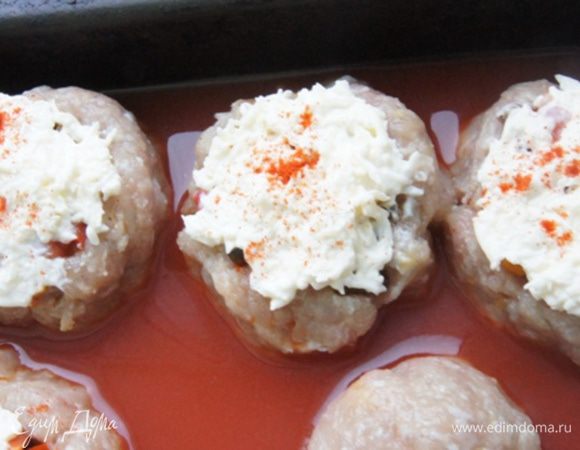 Для соуса смешать томатную пасту, щепотку соли и горячую воду.
Залить мясные башенки соусом и поставить в духовку на 25 минут.