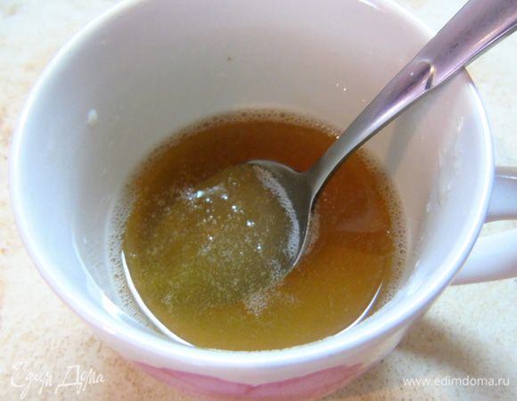 Желатин заливаем водой комнатной температуры и даем набухнуть, нагреваем в микроволновке или же на водяной бане, пока желатин не распустится. 