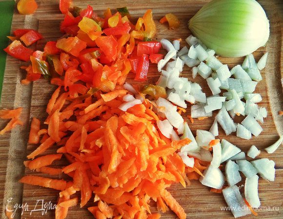 Очистить, натереть и нарезать морковь, перец и лук.