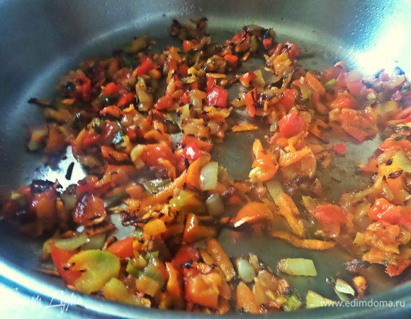 Обжарить на растительном масле, позже добавить к ним томат без кожицы.