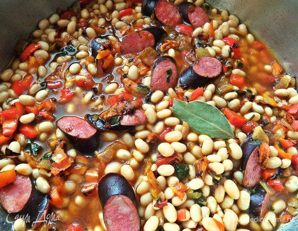 Добавляем специи и лавровый лист. Помешиваем на огне минут 5.