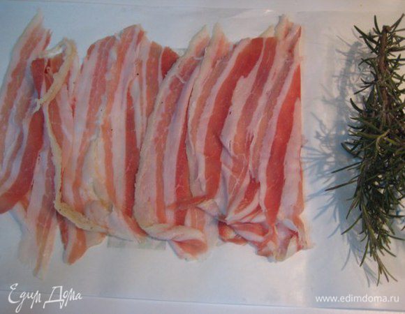 Бекон тонко нарезать.