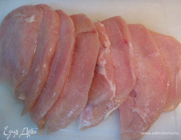 Куриное филе нарезать на тонкие пластинки, удобнее делать, когда немного подморожено.