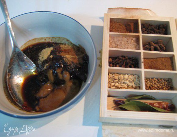 Соус: смешать все ингредиенты.
Сливы помыть, разрезать пополам, удалить косточки. Если слив нет, то можно приготовить и без них совсем.