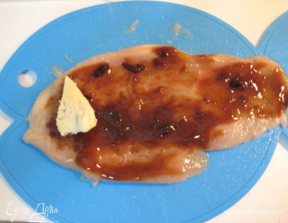 Филе смазать соусом, положить кусочек сыра, завернуть в рулетик.
У меня в этот раз был сыр горгонзола, но можно взять любой сыр по вкусу.