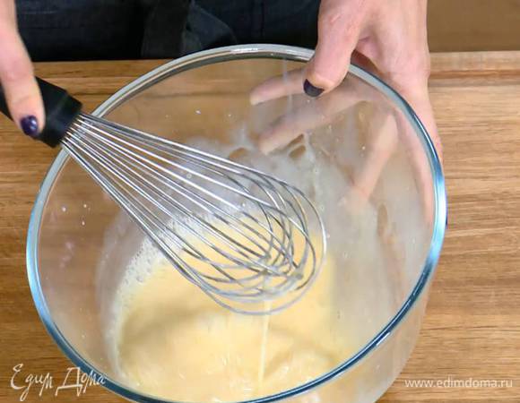 Яйца соединить с молоком, посолить и взбить венчиком.