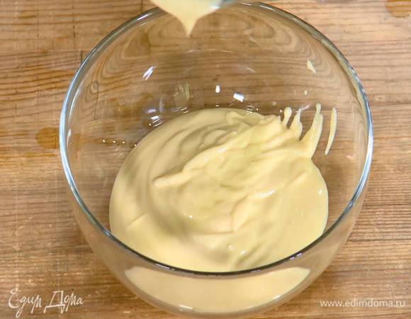 Приготовить майонез: в высоком стакане соединить яйцо, горчицу, лимонный сок и, вливая по капле оливковое масло, взбить блендером с насадкой-венчиком в однородную массу.