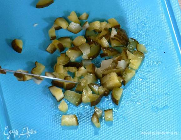 Маринованный огурец мелко порубить.