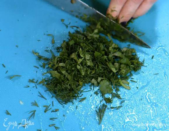 Укроп и листья кинзы измельчить.
