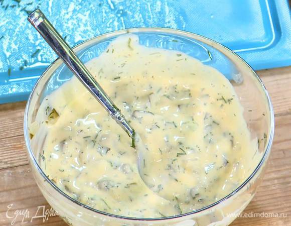 Приготовить соус: в домашний майонез добавить нарезанный огурец, каперсы, зелень, поперчить и все перемешать.