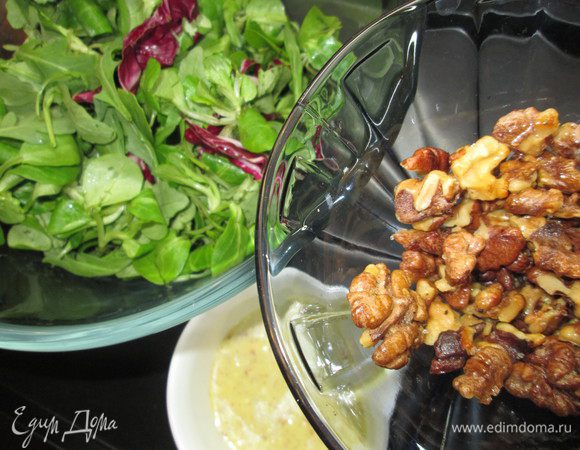 Приготовить нужные ингредиенты.

Приготовим соус: измельчаем лук и чеснок в блендере, добавив дижонскую горчицу. Затем вливаем оливковое масло и винный уксус, тщательно перемешиваем. Уксус можно заменить соком лайма или лимона.

