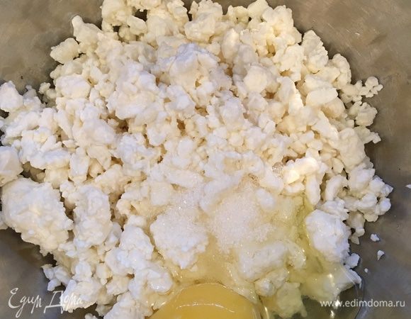 В этом рецепте я использовала зернистый творог.
Смешиваем творог, яйцо, сахзам (у меня эритритол) и соль.