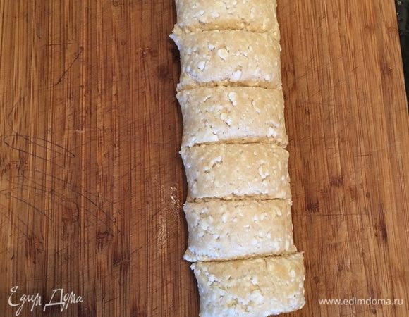 Далее смазываем рабочую поверхность и руки маслом. Формируем из теста "колбаску" и разрезаем на небольшие кусочки. 