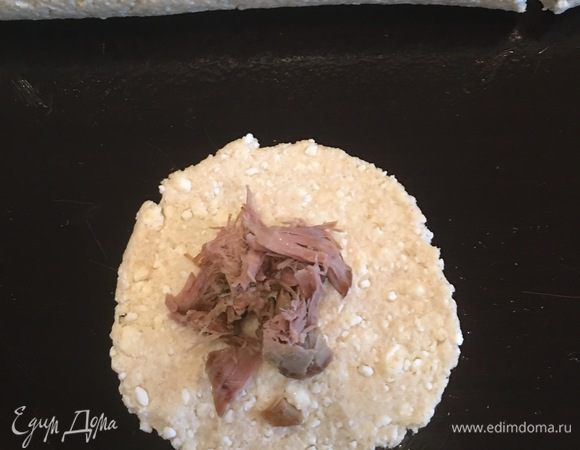 Если делаем пирожки, тогда каждую лепешку тонко раскатываем (как на фото) руками или скалкой, кладем по центру начинку и закрепляем края (формовка  по желанию), далее выпекаем в духовке при 160°C минут 30-40.