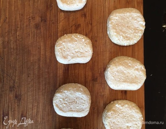 В этот раз я делала булочки. Всё то же самое, что и в 5 шаге, только кусочки не раскатываем, а придаем форму и ставим в разогретую до 160°C духовку минут на 30-40. Внутри тесто полностью должно быть пропеченное и сухое. Если по истечении времени выпекания покажется, что тесто немного влажное, поставьте обратно еще на несколько минут.