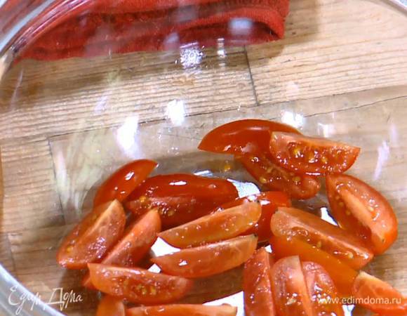 Помидоры черри разрезать на 4 части.