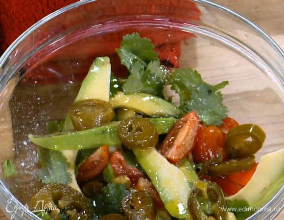 Приготовить соус: помидоры соединить с авокадо, добавить листья кинзы, сок лайма, 2 ст. ложки оливкового масла, нарезанный маринованный перец, 2 ст. ложки фасоли, все посолить и перемешать.