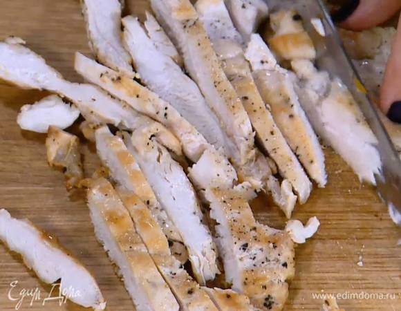 Куриную грудку отбить, слегка посолить, поперчить и обжарить на сковороде-гриль до готовности, затем порезать небольшими брусочками и добавить к фасоли с тыквой и рисом.