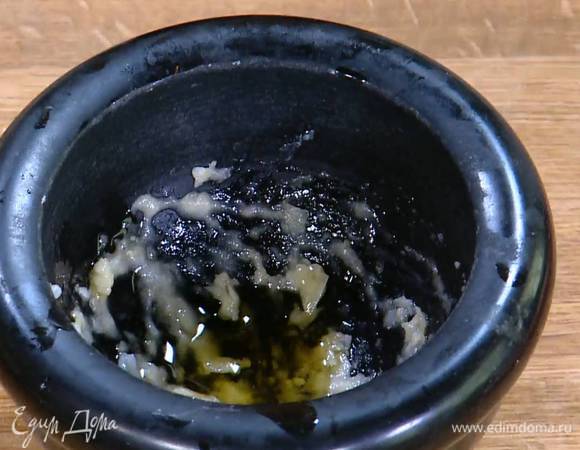 Чеснок со щепоткой соли растереть в ступке, затем влить оставшееся оливковое масло и все перемешать.