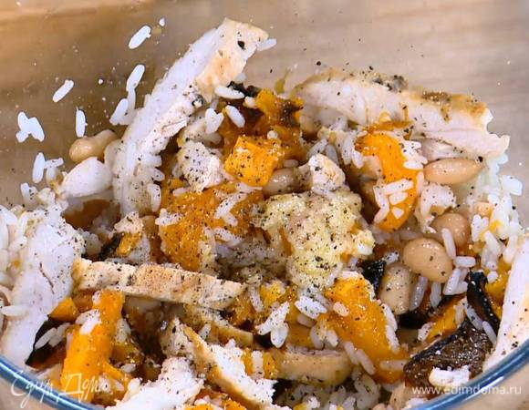 Заправить чесночным маслом курицу с фасолью, посолить, поперчить и перемешать.