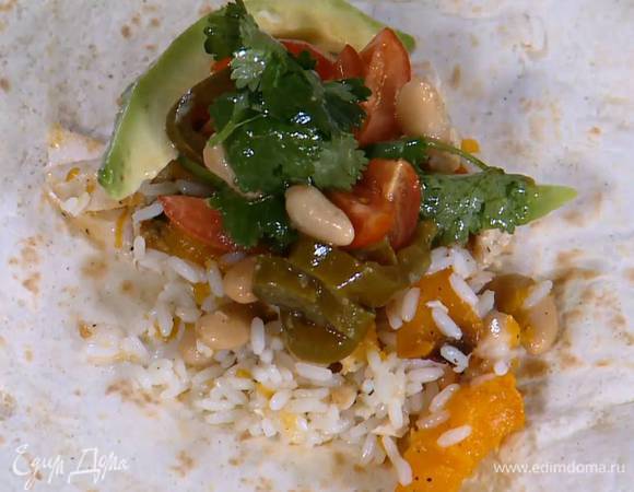 Выложить на лепешки куриную начинку, соус из авокадо и свернуть рулетом.